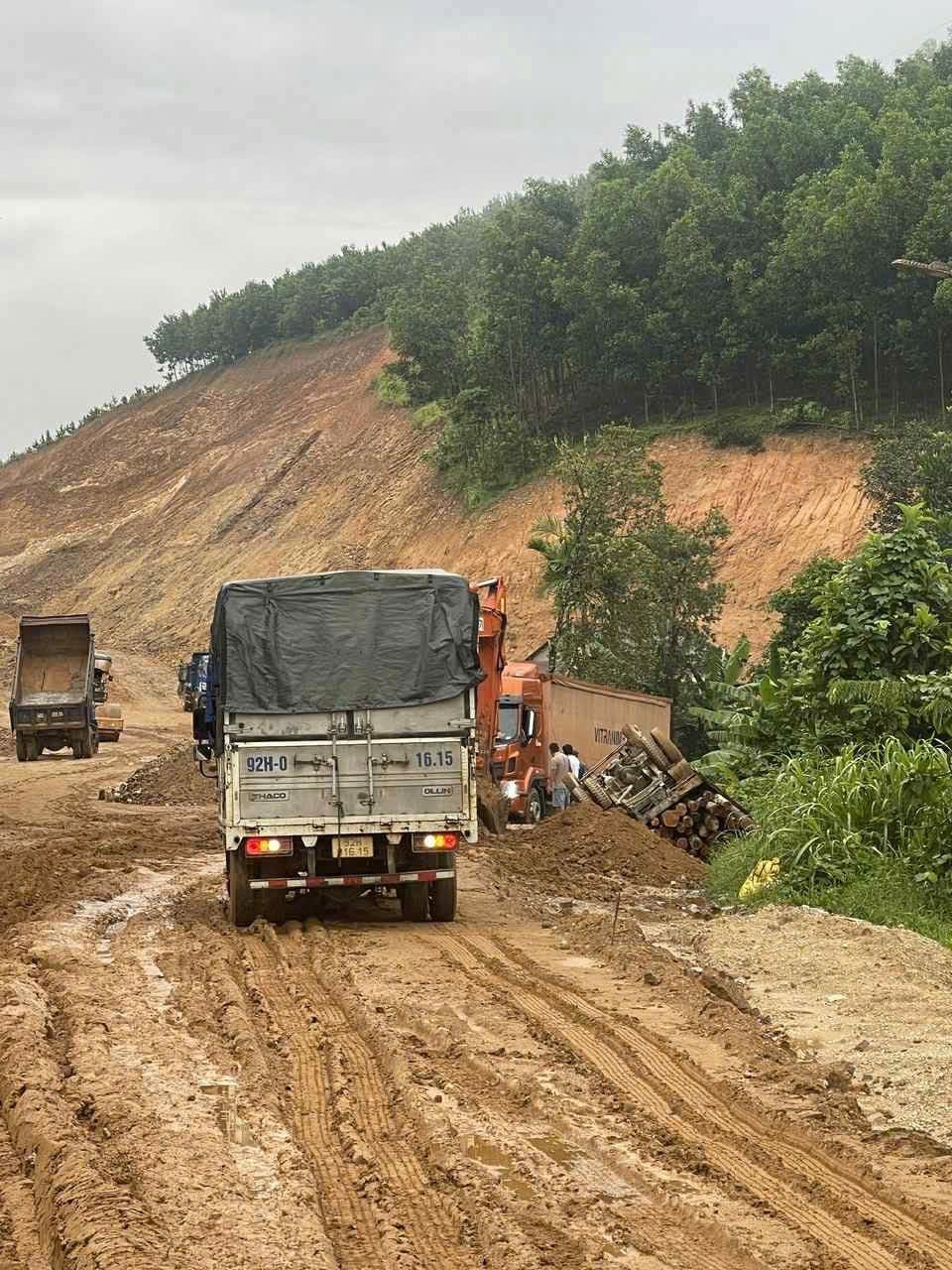 Quốc lộ 40B đầy sình lầy, người dân chỉ biết lắc đầu ngao ngán