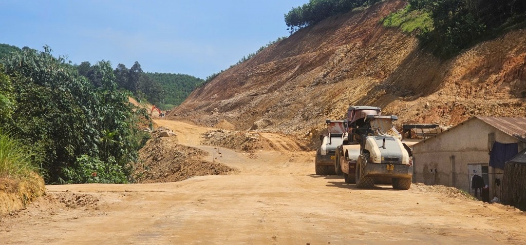 Quốc lộ 40B đầy sình lầy, người dân chỉ biết lắc đầu ngao ngán