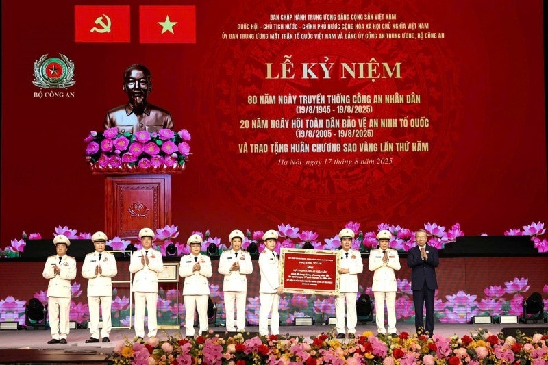 ng Bí thư Tô Lâm trao Bức trướng tặng lực lượng CAND.