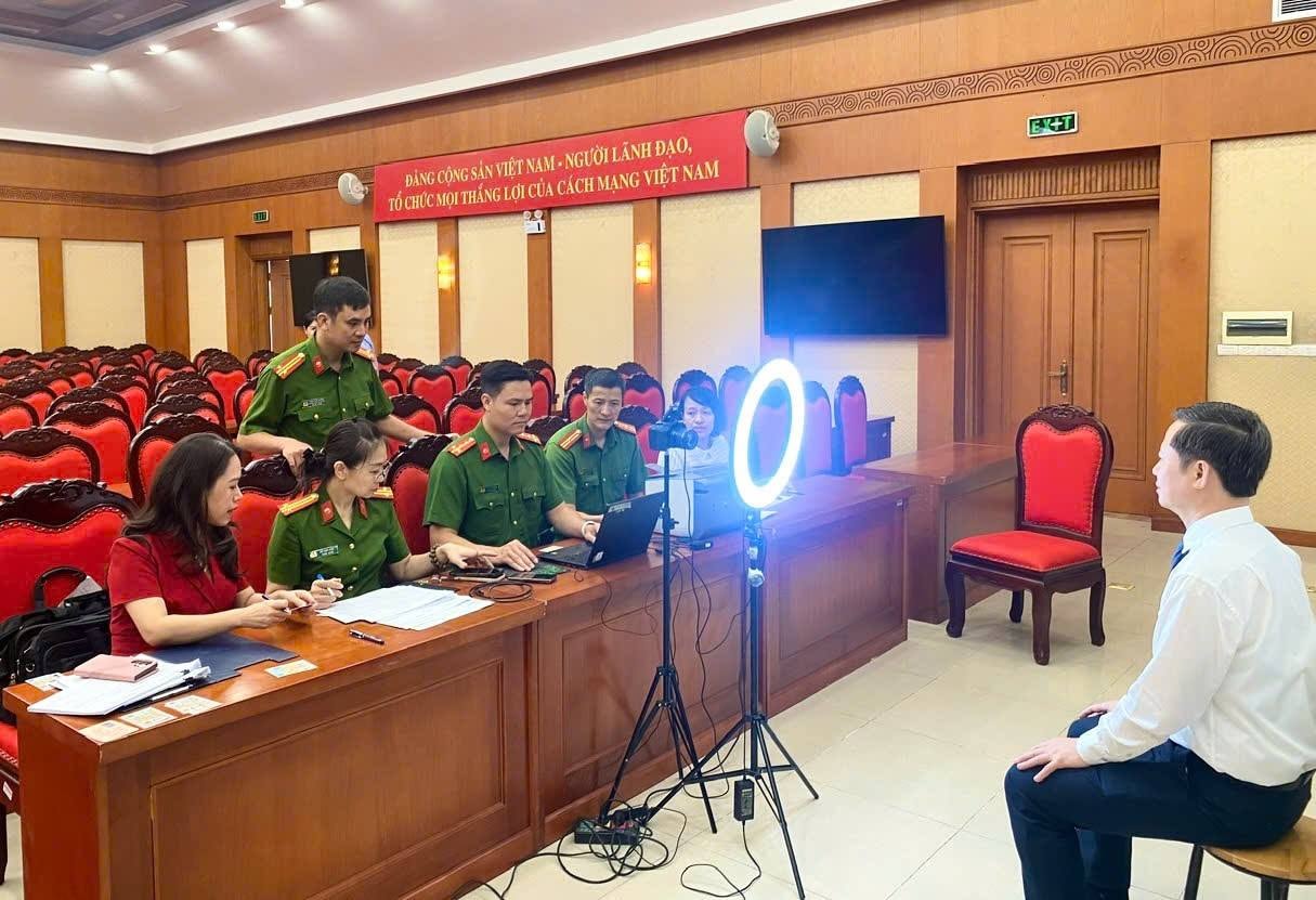 cong-an-phuong-ba-dinh-da-bo-tri-4-diem-thu-nhan-thong-tin-the-dang-tai-4-tru-so-dong-thoi-bo-tri-2-to-luu-dong-den-tan-nha-phuc-vu-dang-vien-lam-the-dang-vien..jpg