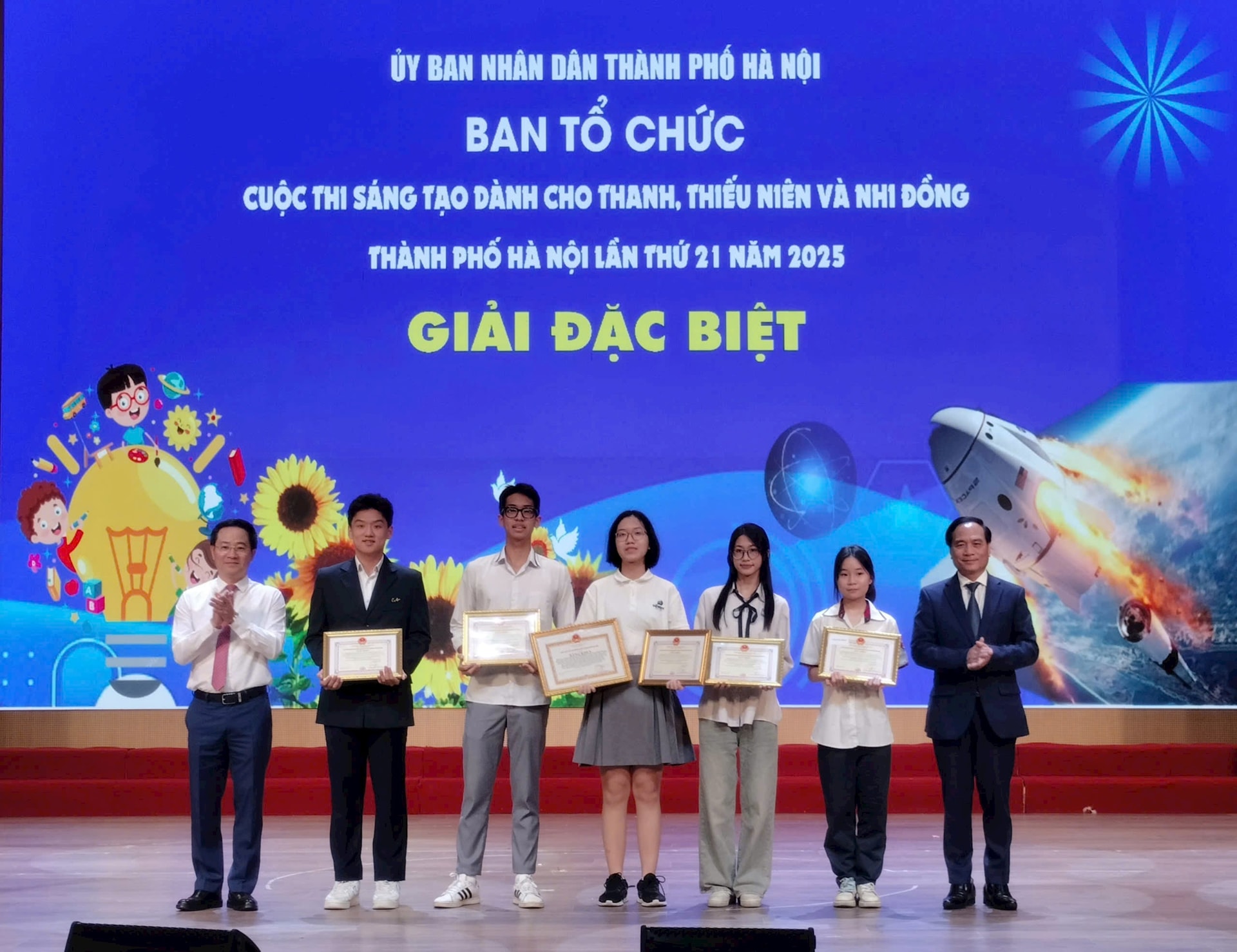 Nhóm tác giả nhận Giải thưởng Đặc biệt của cuộc thi
