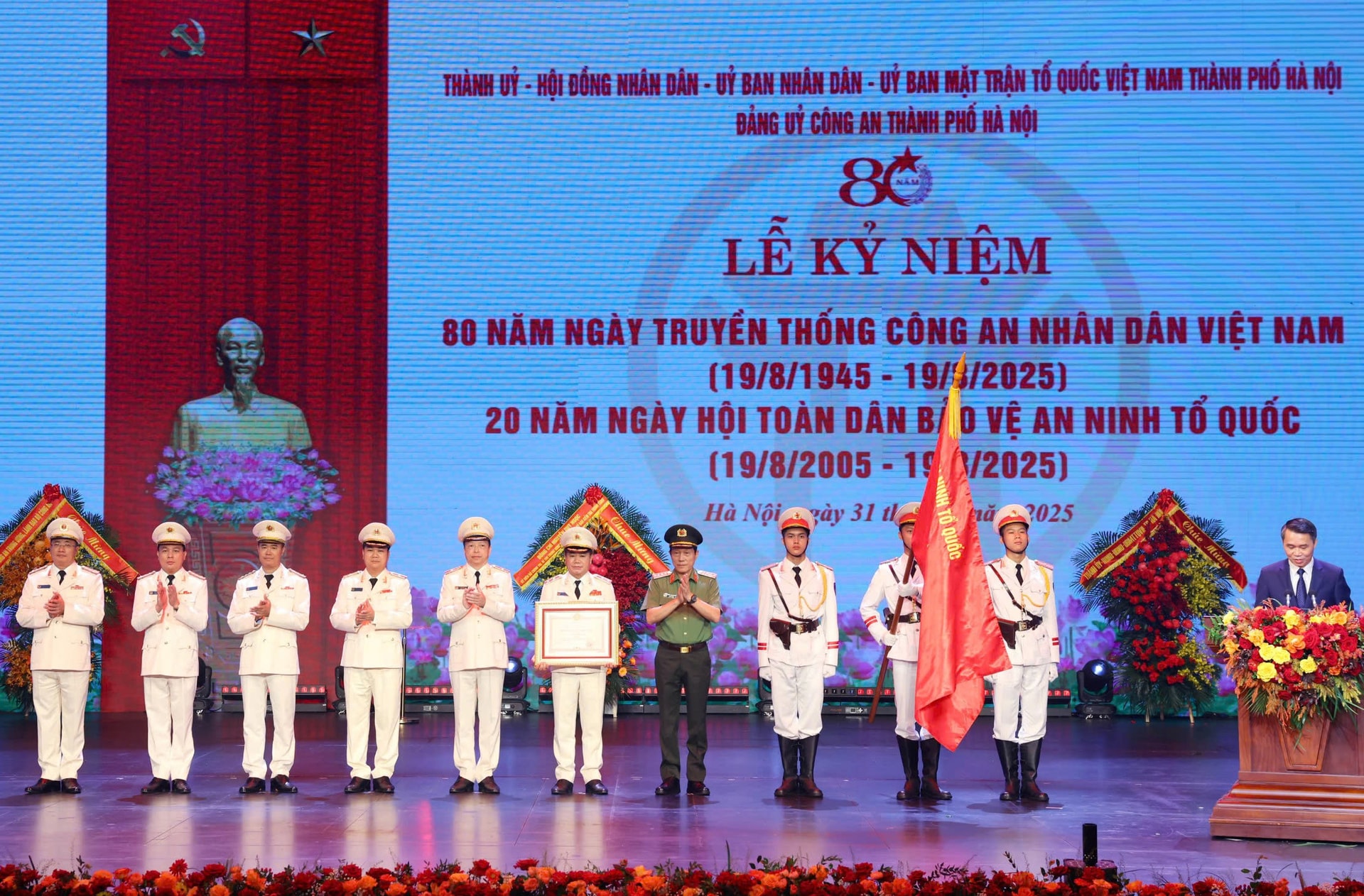 នាយកដ្ឋានប៉ូលិសទីក្រុងហាណូយ ទទួលបានមេដាយប្រយុទ្ធថ្នាក់ទី១ ខែកក្កដា ឆ្នាំ២០២៥..jpg