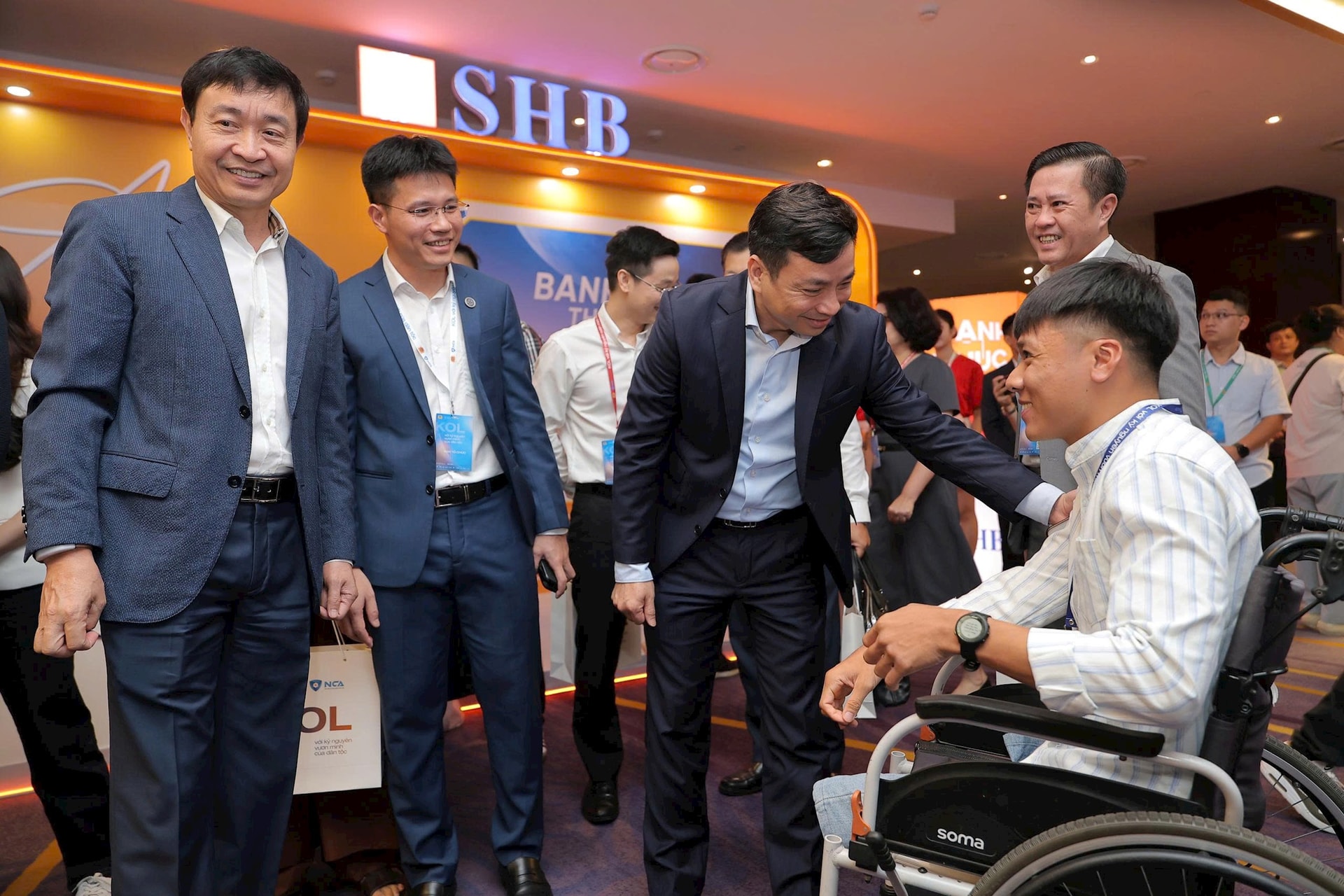 Lãnh đạo Cục A05, Hiệp hội An ninh mạng quốc gia hỏi thăm KOL tham dự hội nghị. Ảnh: T.H