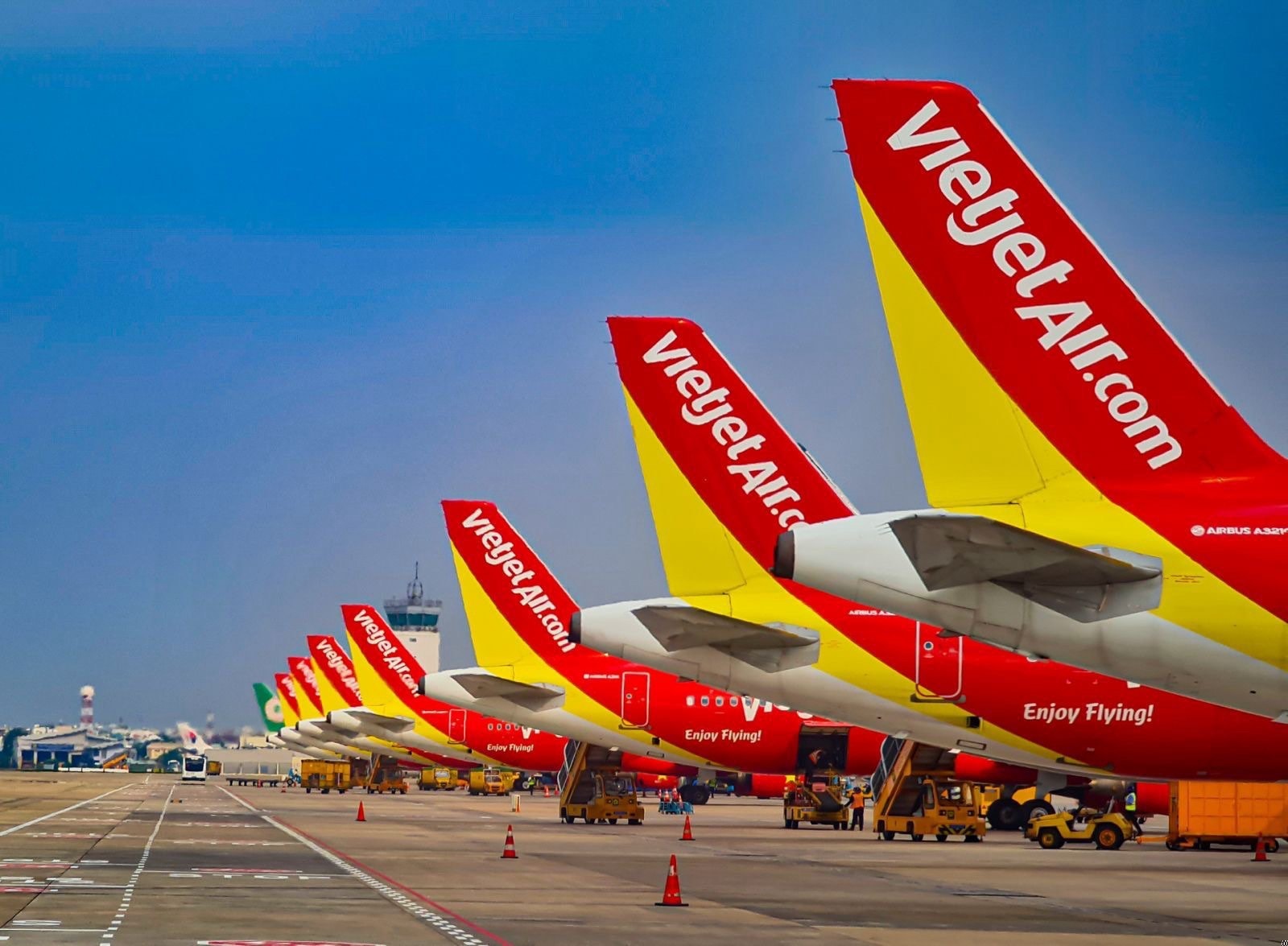 18-8-tau-bay-vietjet-1.jpg