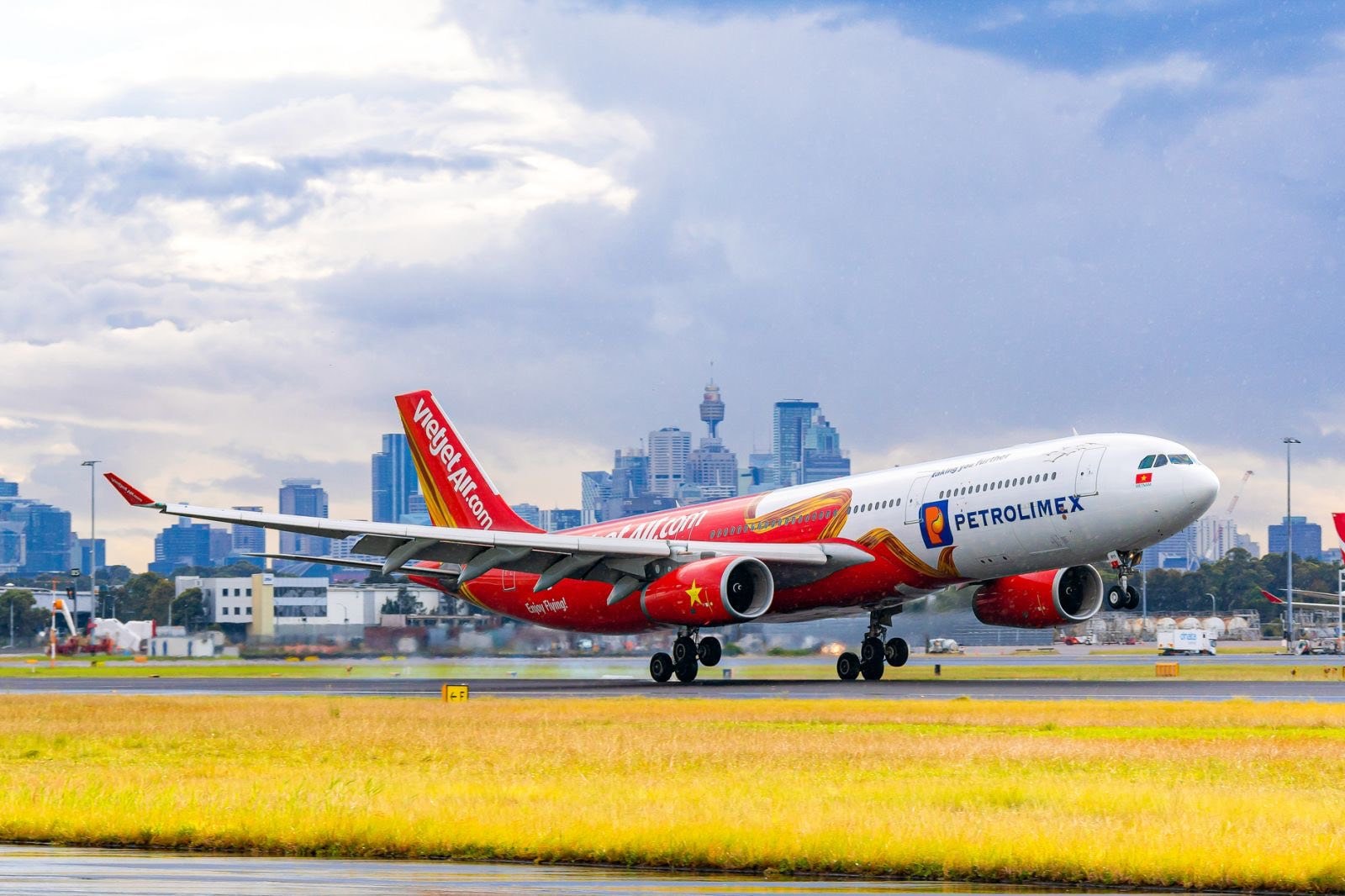 18-8-tau-bay-vietjet-2.jpg