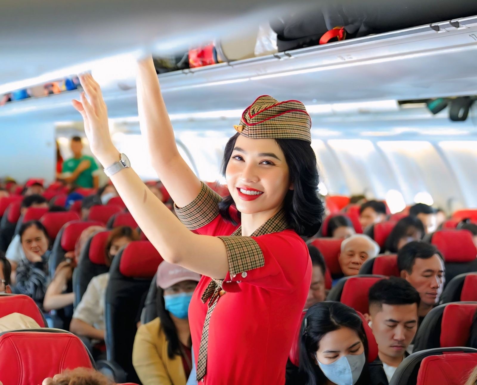 18-8-tiep-vien-hang-khong-vietjet.jpg