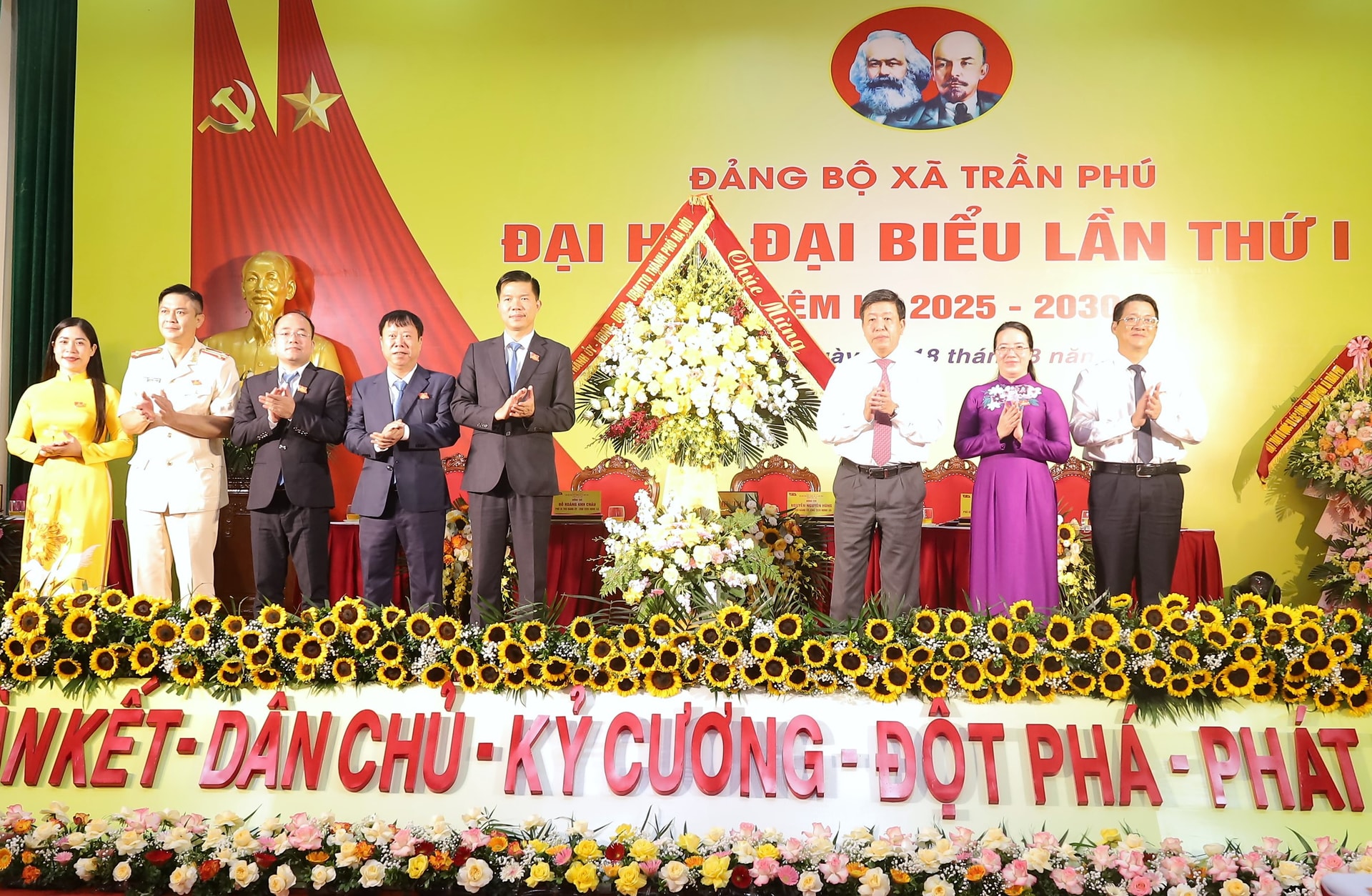 Phó Chủ tịch UBND thành phố Hà Nội Dương Đức Tuấn trao lẵng hoa của Thành ủy, HĐND, UBND, Ủy ban MTTQ Việt Nam thành phố Hà Nội chúc mừng Đại hội đại biểu lần thứ I xã Trần Phú. Ảnh: Kim Nhuệ