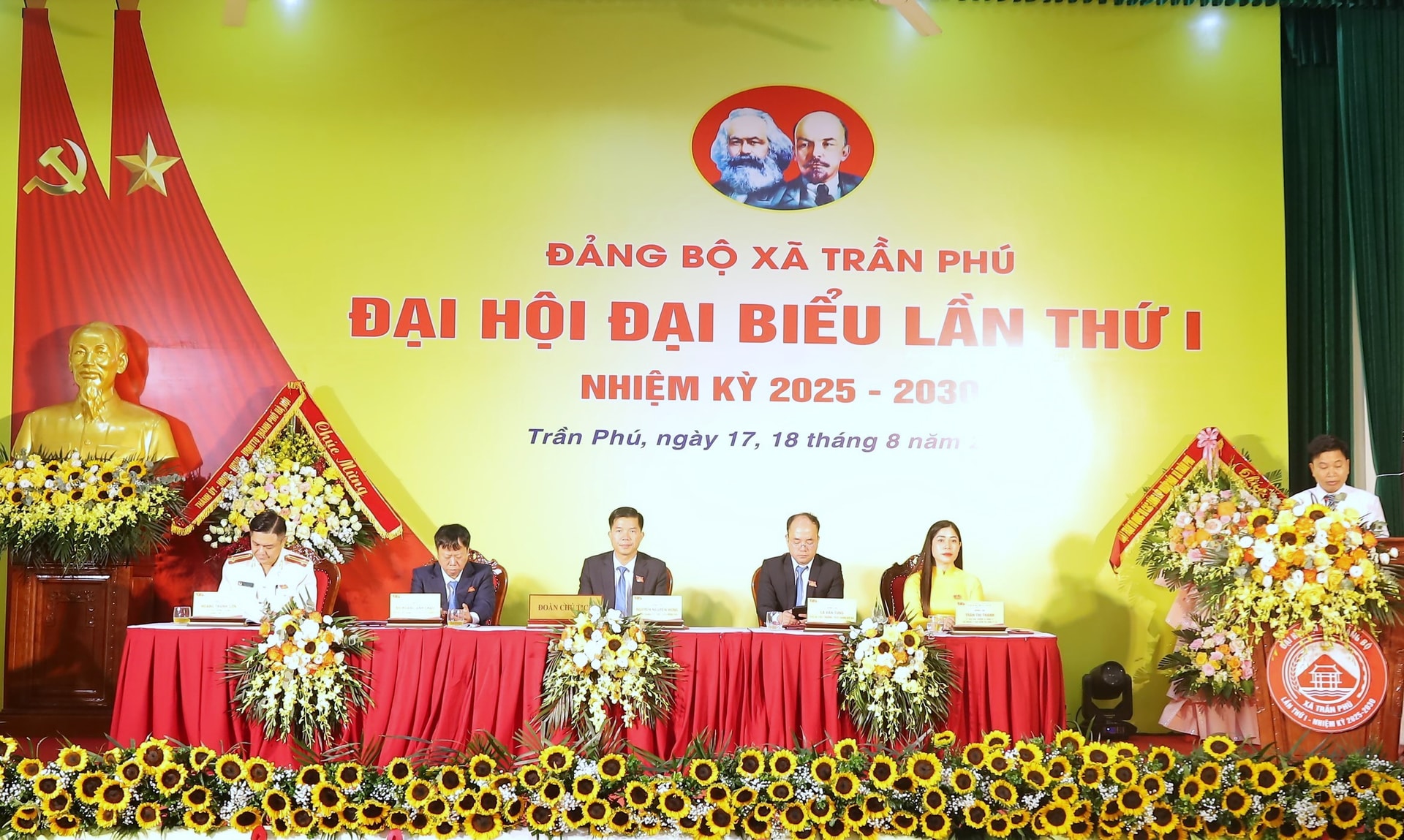 Đoàn Chủ tịch điều hành Đại hội đại biểu lần thứ I Đảng bộ xã Trần Phú. Ảnh: Kim Nhuệ