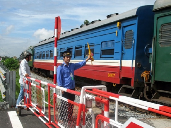 Tăng cường bảo đảm trật tự, an toàn giao thông đường sắt trong tình hình mới - Ảnh 1.