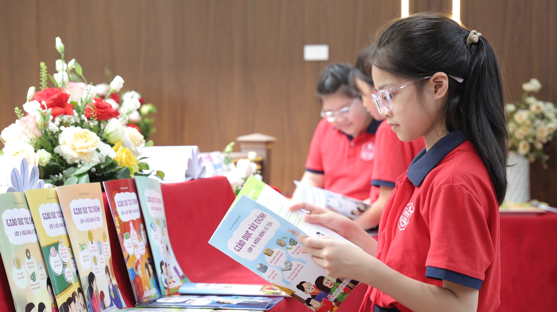 1808-nxb-ra-mat-sach-tai-chinh-2.jpg