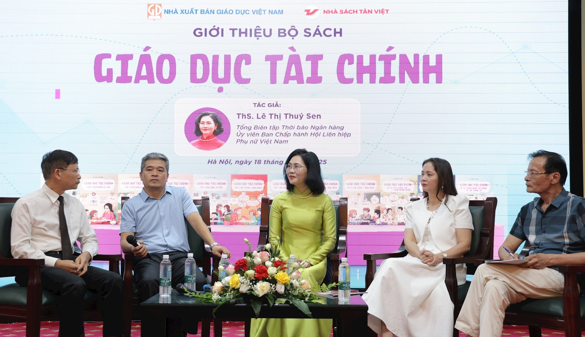 1808-nxb-ra-mat-sach-tai-chinh-3.jpg