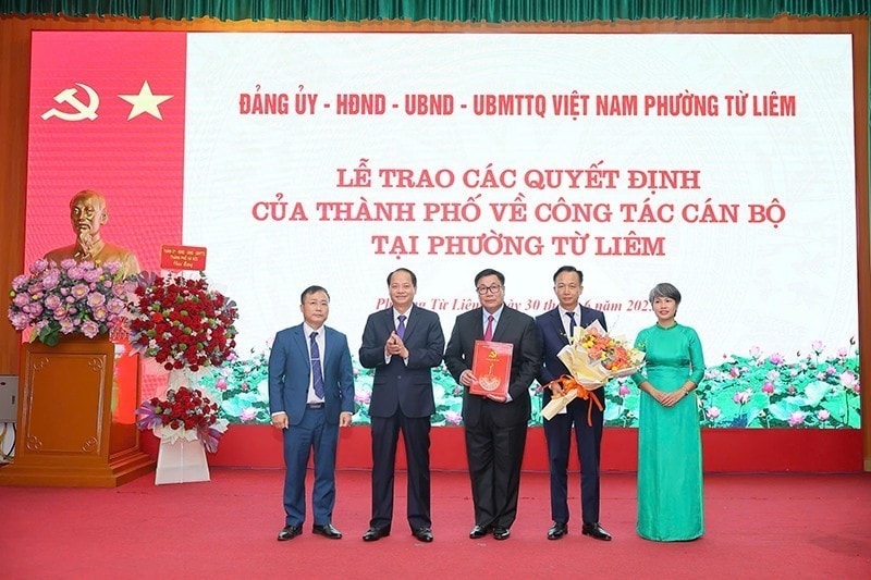 Ủy viên Ban Thường vụ Thành ủy, Trưởng ban Tuyên giáo và Dân vận Thành ủy Hà Nội Nguyễn Doãn Toản trao các quyết định của Thành uỷ, HĐND TP Hà Nội về công tác cán bộ tại phường Từ Liêm