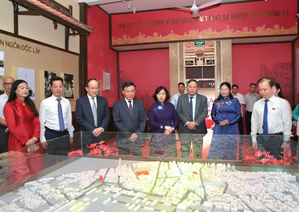Các đại biểu tham quan triển lãm Các đại biểu tham quan triển lãm