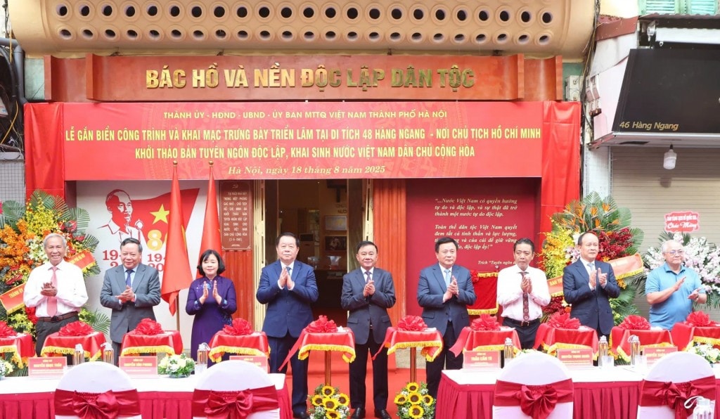 Các đại biểu thực hiện nghi thức gắn biển công trình và khai mạc trưng bày triển lãm tại di tích lịch sử 48 Hàng Ngang Các đại biểu thực hiện nghi thức gắn biển công trình và khai mạc trưng bày triển lãm tại di tích lịch sử 48 Hàng Ngang