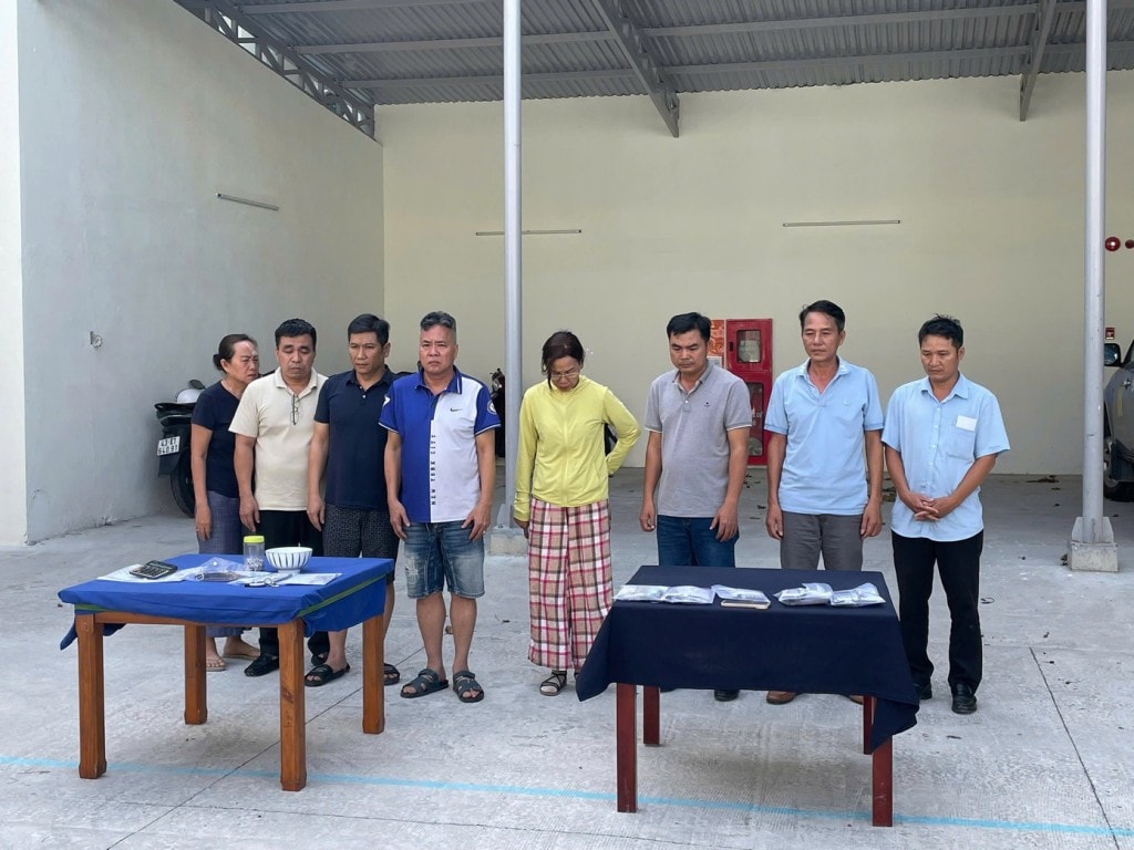 Công an TP Đà Nẵng đột kích bắt quả tang sới bạc núp bóng gara ô tô (Ảnh: Công an Đà Nẵng)