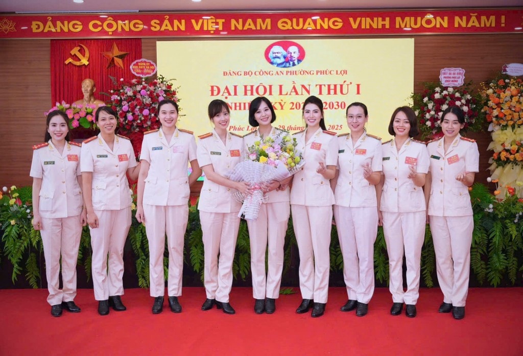 Nữ thiếu tá cùng đồng nghiệp