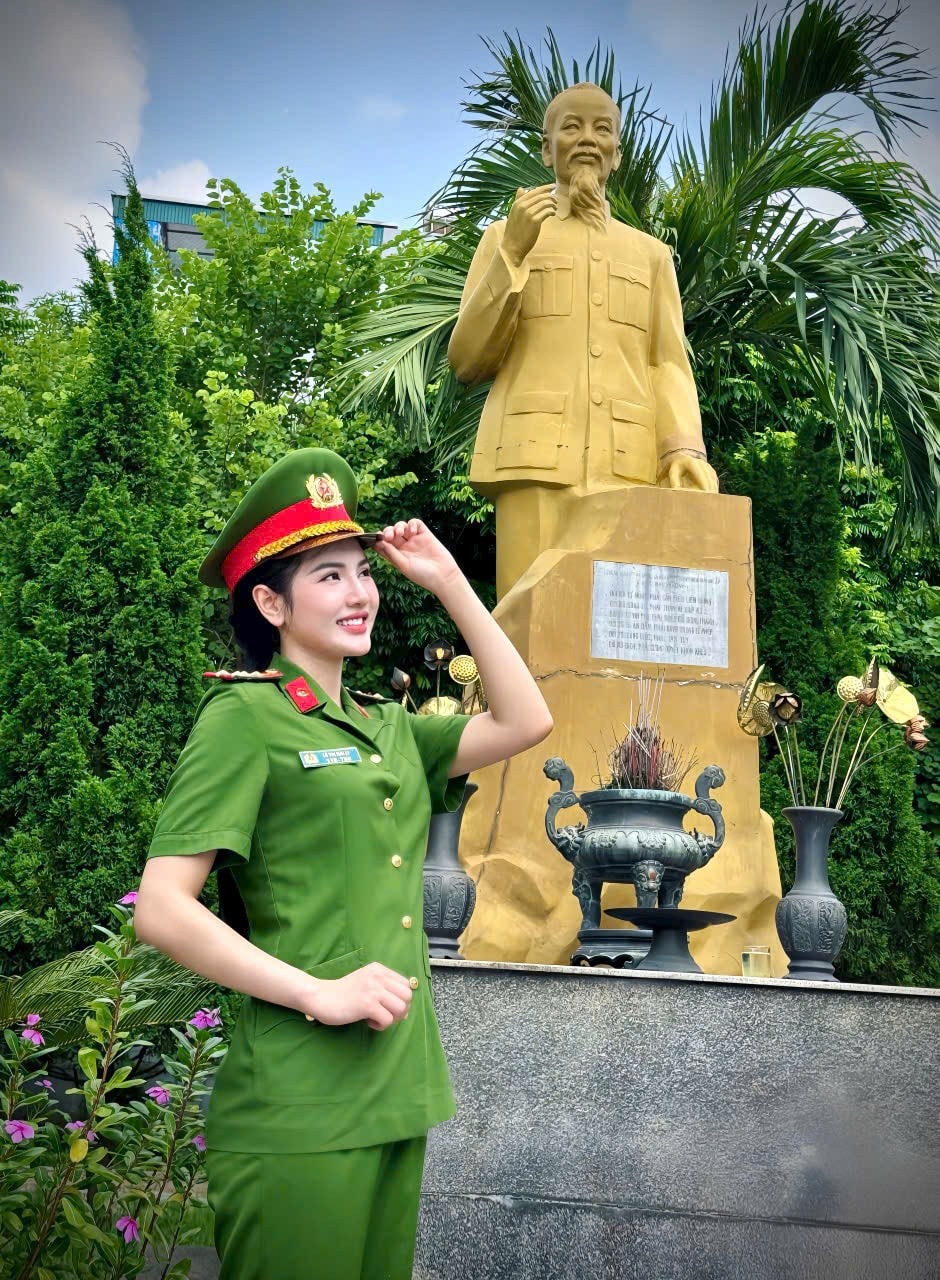 Nữ công an