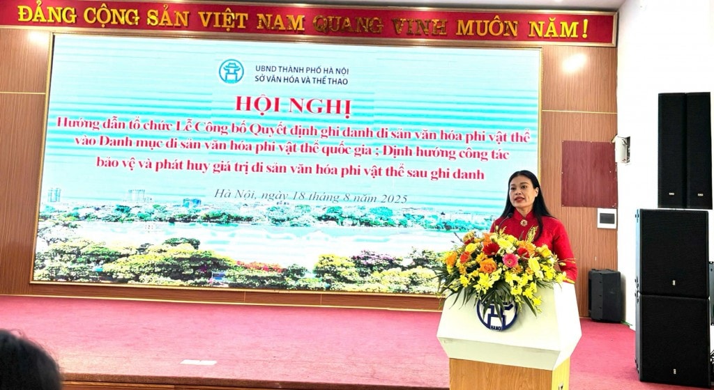Đồng chí Bạch Liên Hương - Bí thư Đảng ủy, Giám đốc Sở Văn hóa và Thể thao Hà Nội phát biểu tại hội nghị Đồng chí Bạch Liên Hương - Bí thư Đảng ủy, Giám đốc Sở Văn hóa và Thể thao Hà Nội phát biểu tại hội nghị