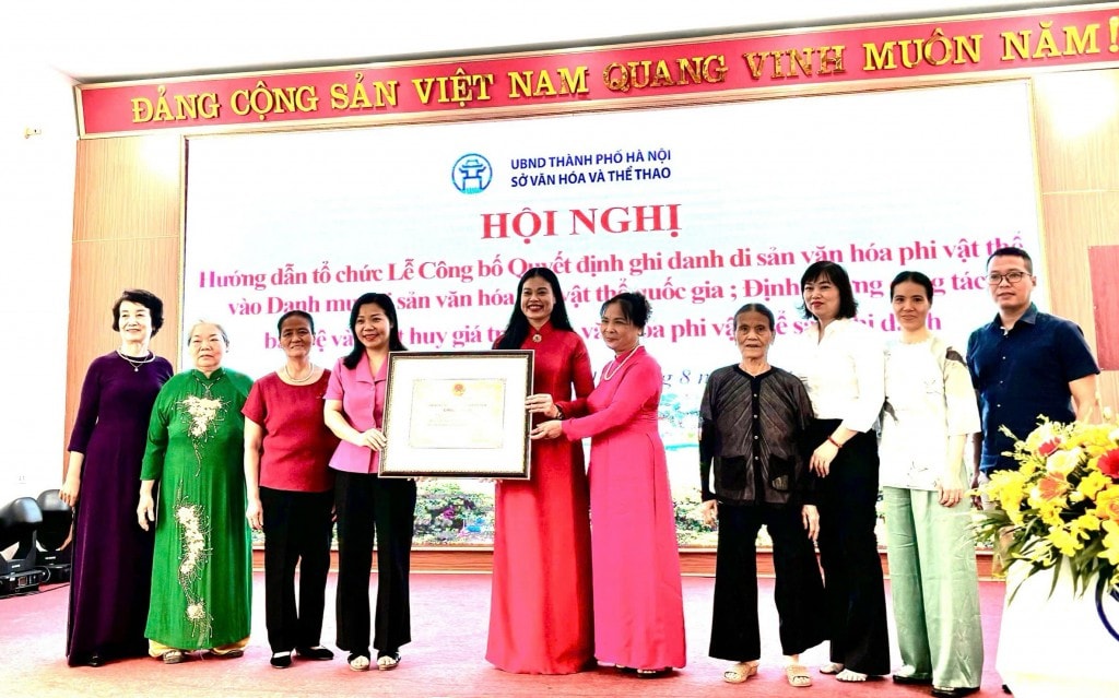 Giám đốc Sở Văn hóa và Thể thao Hà Nội Bạch Liên Hương trao bằng công nhận Di sản văn hóa phi vật thể quốc gia Nghề làm bánh cuốn Thanh Trì tới lãnh đạo và các nghệ nhân phường Vĩnh Hưng Giám đốc Sở Văn hóa và Thể thao Hà Nội Bạch Liên Hương trao bằng công nhận Di sản văn hóa phi vật thể quốc gia Nghề làm bánh cuốn Thanh Trì tới lãnh đạo và các nghệ nhân phường Vĩnh Hưng