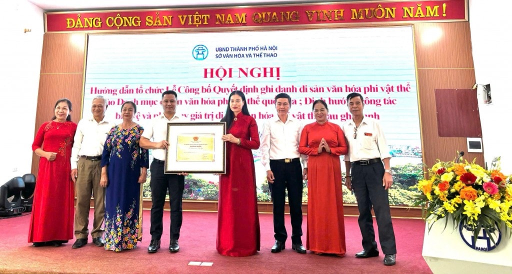 Lãnh đạo xã Ô Diên và nghệ nhân Hội hát Chèo Tàu Tổng Gối (xã Tân Hội, huyện Đan Phượng - nay là xã Ô Diên) đón nhận chứng nhận Di sản văn hóa phi vật thể quốc gia Lãnh đạo xã Ô Diên và nghệ nhân Hội hát Chèo Tàu Tổng Gối (xã Tân Hội, huyện Đan Phượng - nay là xã Ô Diên) đón nhận chứng nhận Di sản văn hóa phi vật thể quốc gia