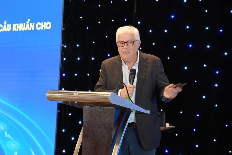 Giáo sư Antonio Torres - chuyên ngành Hô hấp, Khoa Hô hấp, Hospital de Clínic, Đại học Barcelona, Tây Ban Nha trình bày tại hội thảo Giáo sư Antonio Torres - chuyên ngành Hô hấp, Khoa Hô hấp, Hospital de Clínic, Đại học Barcelona, Tây Ban Nha trình bày tại hội thảo