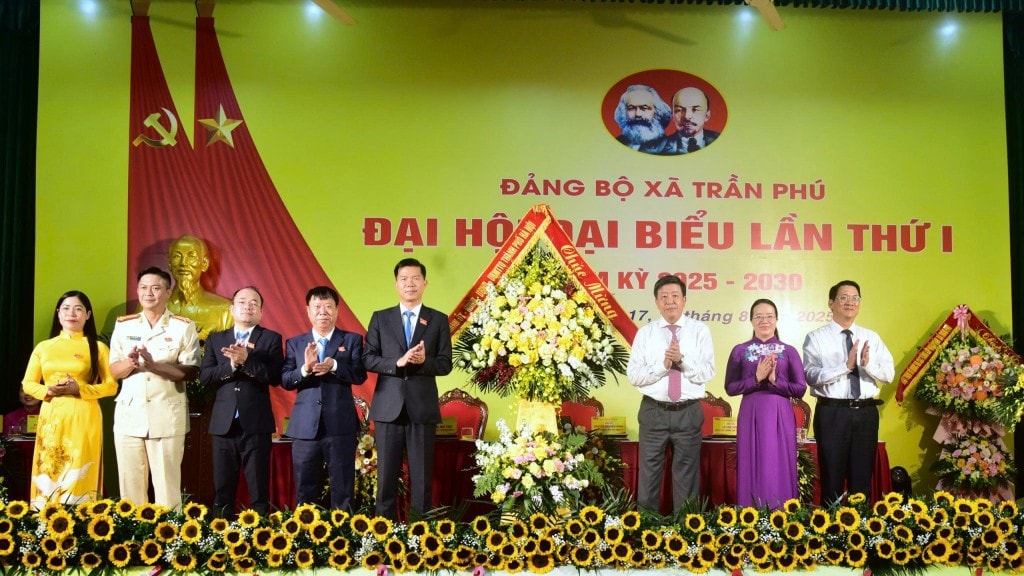 Đồng chí Dương Đức Tuấn, Phó Chủ tịch UBND thành phố Hà Nọi tặng hoa cho Ban Lãnh đạo xã Trần Phú