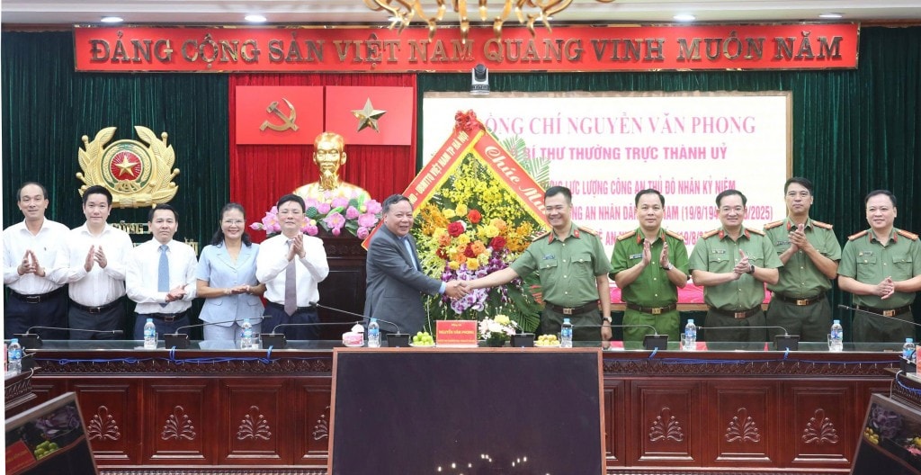 Phó Bí thư Thường trực Thành ủy Hà Nội Nguyễn Văn Phong tặng hoa chúc mừng Công an thành phố Hà Nội. Phó Bí thư Thường trực Thành ủy Hà Nội Nguyễn Văn Phong tặng hoa chúc mừng Công an thành phố Hà Nội.