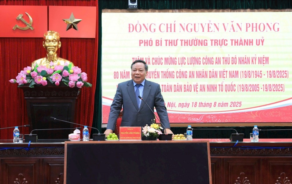 Phó Bí thư Thường trực Thành ủy Hà Nội Nguyễn Văn Phong phát biểu chúc mừng Công an thành phố Hà Nội. Ảnh: Quang Thái Phó Bí thư Thường trực Thành ủy Hà Nội Nguyễn Văn Phong phát biểu chúc mừng Công an thành phố Hà Nội. Ảnh: Quang Thái