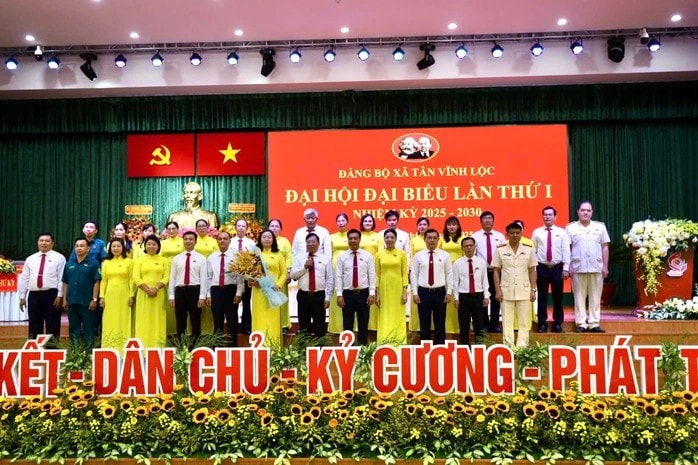 Ban Chấp hành Đảng bộ xã Tân Vĩnh Lộc nhiệm kỳ 2025 – 2030 ra mắt tại đại hội