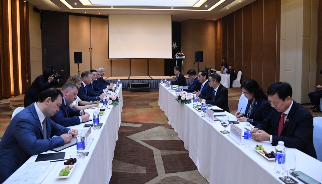 Tiếp Tổng Giám đốc Tập đoàn Zarubezhneft Sergei Kudryashov, Phó Thủ tướng Bùi Thanh Sơn mong muốn hai bên nâng cao hiệu quả và thúc đẩy hợp tác trong các lĩnh vực mới, như năng lượng xanh, năng lượng sạch, điện gió ngoài khơi phù hợp với Quy hoạch điện VIII của Việt Nam - Ảnh: VGP/Hải Minh