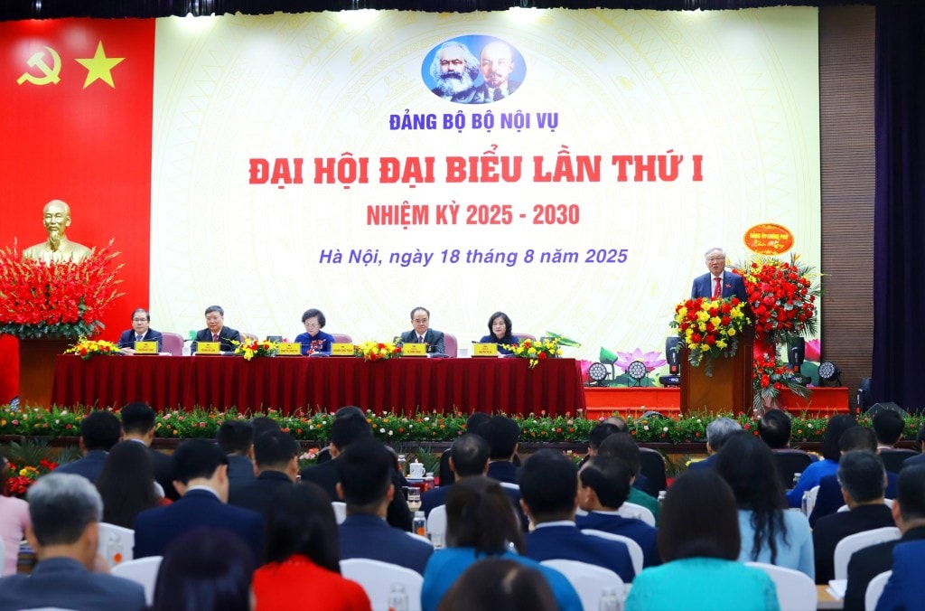 Phó Thủ tướng nhấn mạnh: Bộ Nội vụ giữ vai trò tiên phong trong việc tham mưu và triển khai một cuộc cách mạng về tổ chức bộ máy, kiến tạo lại không gian phát triển mới cho đất nước - Ảnh: VGP/Nguyễn Hoàng Phó Thủ tướng nhấn mạnh: Bộ Nội vụ giữ vai trò tiên phong trong việc tham mưu và triển khai một cuộc cách mạng về tổ chức bộ máy, kiến tạo lại không gian phát triển mới cho đất nước - Ảnh: VGP/Nguyễn Hoàng