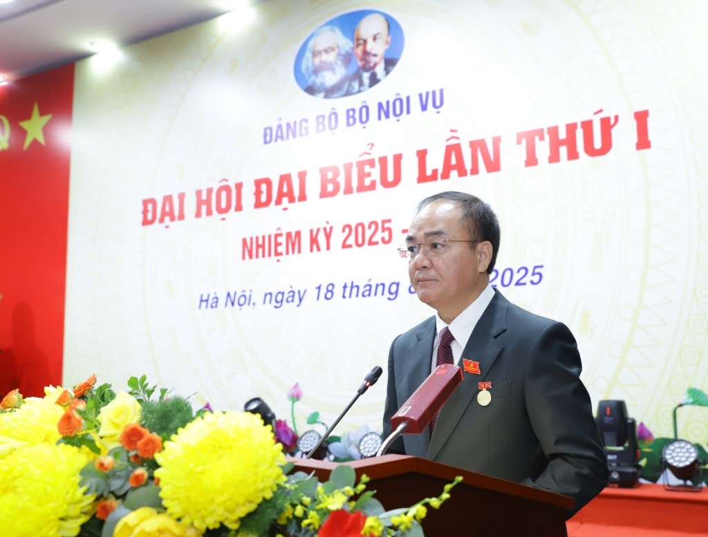 Thứ trưởng Bộ Nội vụ Vũ Chiến Thắng báo cáo tại Đại hội - Ảnh: VGP/Nguyễn Hoàng Thứ trưởng Bộ Nội vụ Vũ Chiến Thắng báo cáo tại Đại hội - Ảnh: VGP/Nguyễn Hoàng