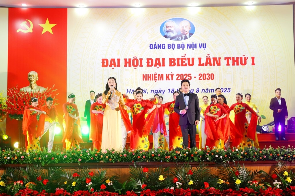 Các tiết mục văn nghệ chào mừng Đại hội - Ảnh: VGP/Nguyễn Hoàng Các tiết mục văn nghệ chào mừng Đại hội - Ảnh: VGP/Nguyễn Hoàng