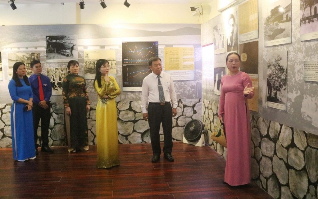 Đoàn công tác tham quan khu trưng bày hình ảnh tư liệu, hiện vật về thân thế, cuộc đời và sự nghiệp của Chủ tịch Tôn Đức Thắng