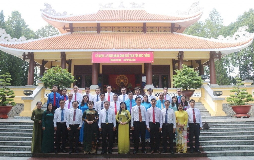 Chủ tịch Trần Thị Thanh Hương và đoàn công tác Ủy ban MTTQ tỉnh An Giang đã đến dâng hương tại Khu lưu niệm Chủ tịch Tôn Đức Thắng (xã Mỹ Hòa Hưng), nhân dịp kỷ niệm 137 năm Ngày sinh của Người