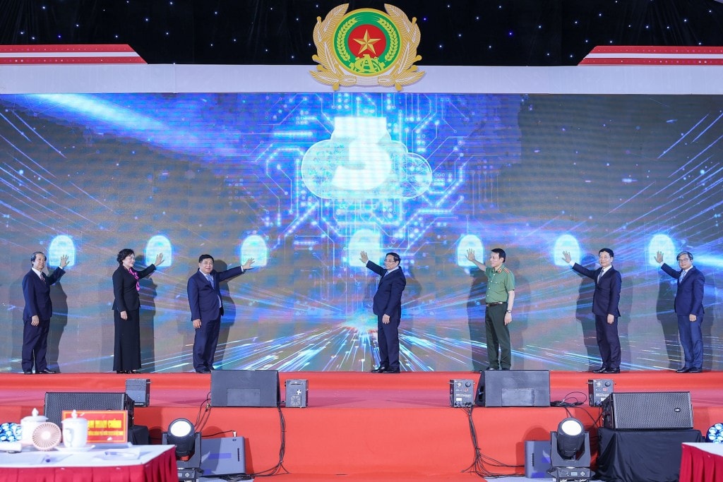 Thủ tướng và các đại biểu ấn nút khai trương Trung tâm dữ liệu quốc gia số 1 - Ảnh: VGP/Nhật Bắc