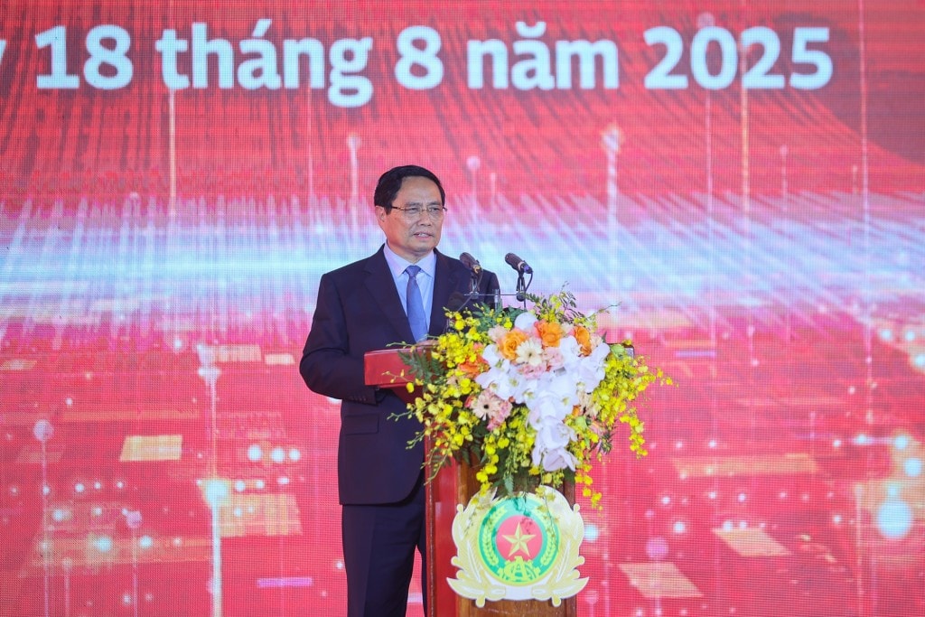 Thủ tướng giao các nhiệm vụ cụ thể về đề xuất cấp có thẩm quyền ban hành chế độ chính sách với đội ngũ nhân lực, đào tạo cán bộ, bảo đảm kinh phí hoạt động và về tiêu chuẩn, quy chuẩn kỹ thuật của Trung tâm Dữ liệu quốc gia, về hợp tác quốc tế - Ảnh: VGP/Nhật Bắc