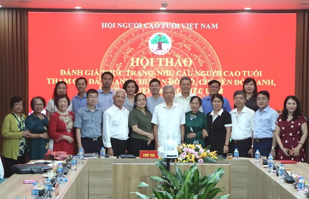 Người cao tuổi Hà Nội không đứng ngoài chuyển đổi số