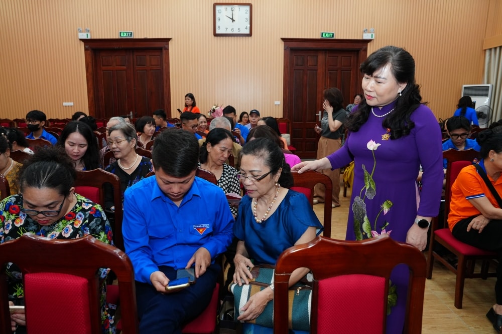 Người cao tuổi Hà Nội không đứng ngoài chuyển đổi số