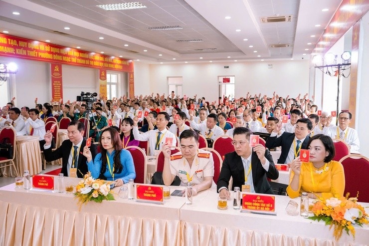 Các đại biểu biểu quyết thông qua các nội dung bằng hình thức giơ thẻ Đảng