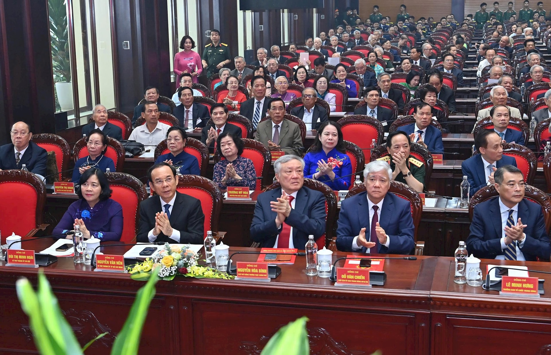 Các đồng chí lãnh đạo, nguyên lãnh đạo Đảng, Nhà nước tham dự hội nghị. Ảnh: Nhật Nam 