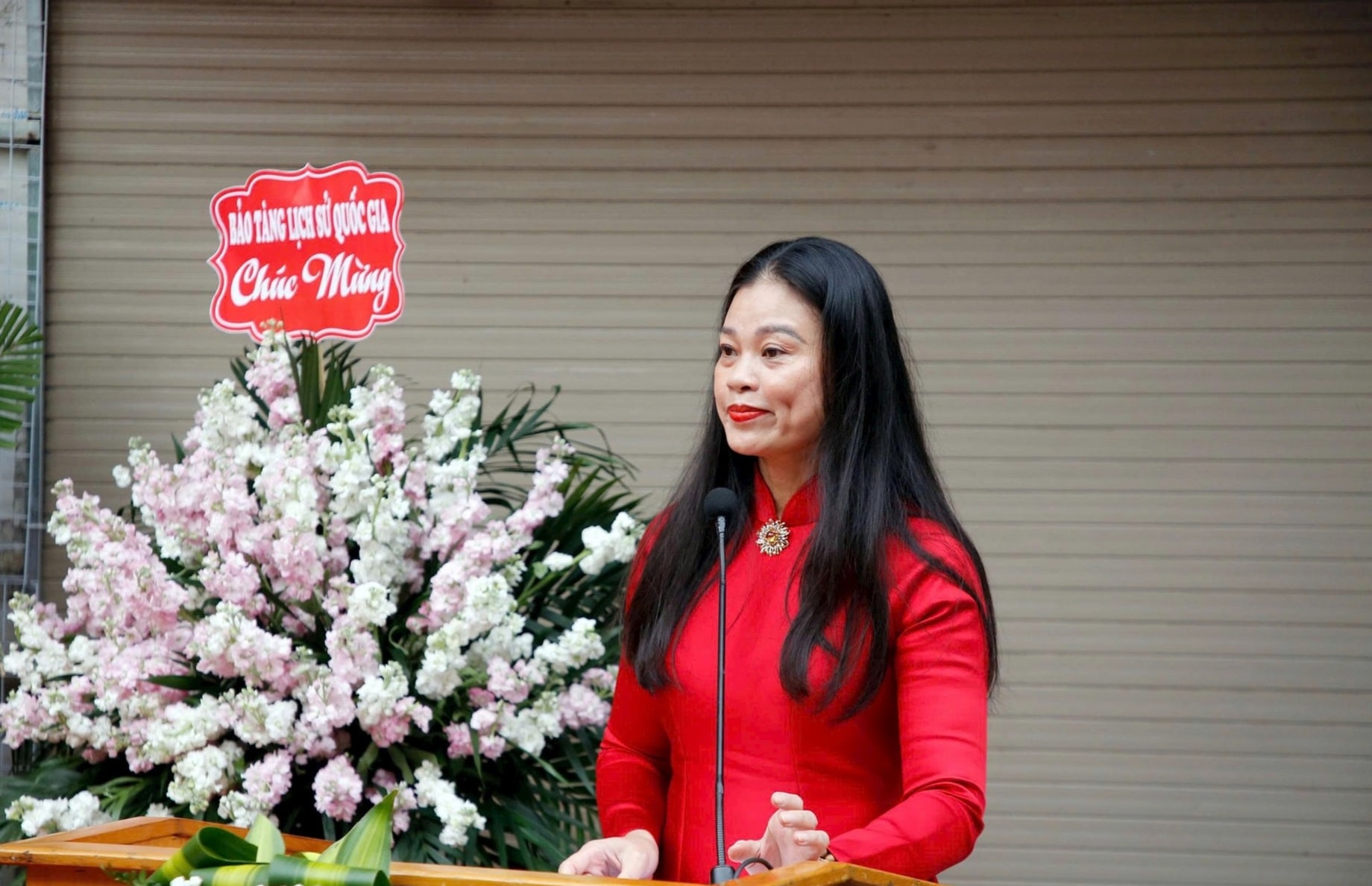 Gắn biển công trình và trưng bày triển lãm tại di tích lịch sử 48 Hàng Ngang. (Ảnh: Viết Thành)