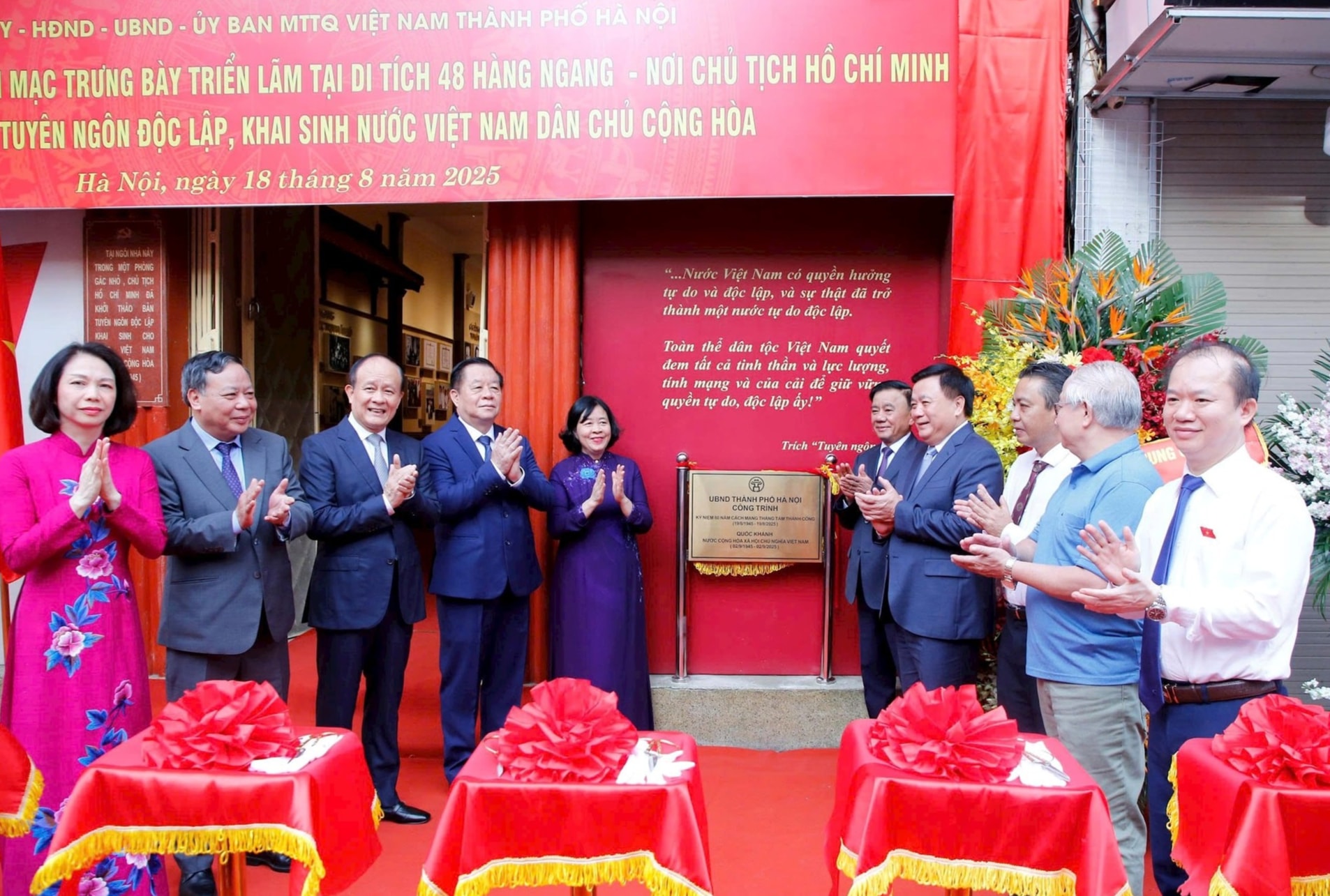 Gắn biển công trình và trưng bày triển lãm tại di tích lịch sử 48 Hàng Ngang. (Ảnh: Viết Thành)