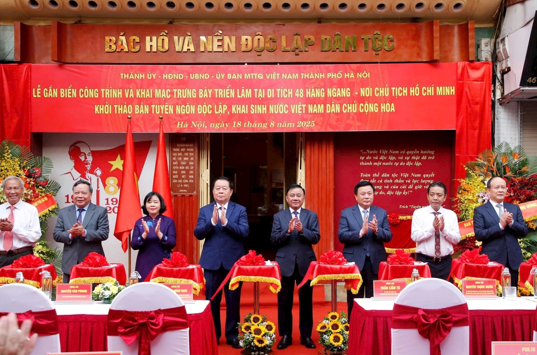 Gắn biển công trình và trưng bày triển lãm tại di tích lịch sử 48 Hàng Ngang. (Ảnh: Viết Thành)