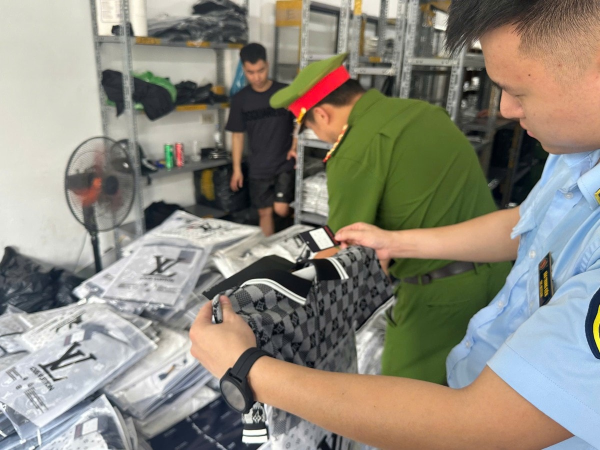 Hà Nội: Liên tiếp phát hiện hàng nghìn sản phẩm không rõ xuất xứ tại xã Phù Đổng