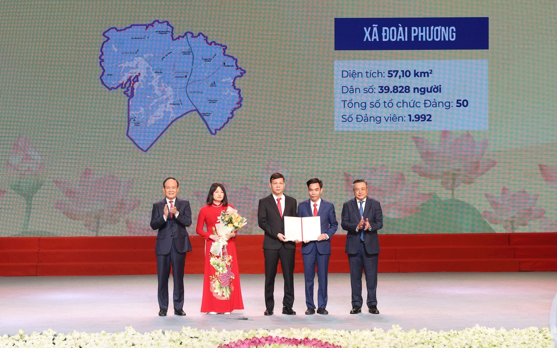 chu-tich-ubnd-thanh-pho-ha-noi-tran-sy-thanh-va-chu-tich-hdnd-thanh-pho-ha-noi-nguyen-ngoc-tuan-trao-quyet-dinh-cho-lanh-dao-xa-doai-phuong.-anh-viet-thanh.jpg
