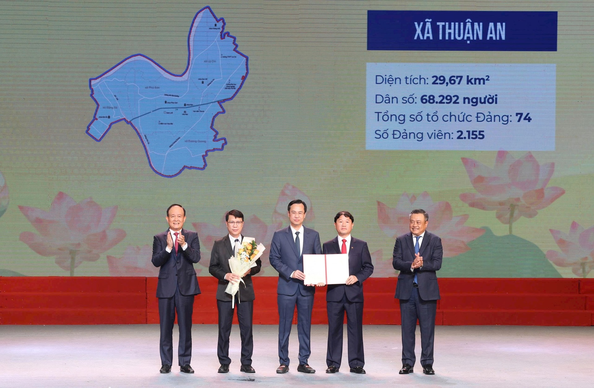 chu-tich-ubnd-thanh-pho-ha-noi-tran-sy-thanh-va-chu-tich-hdnd-thanh-pho-ha-noi-nguyen-ngoc-tuan-trao-quyet-dinh-cho-lanh-dao-xa-thuan-an.-anh-viet-thanh.jpg