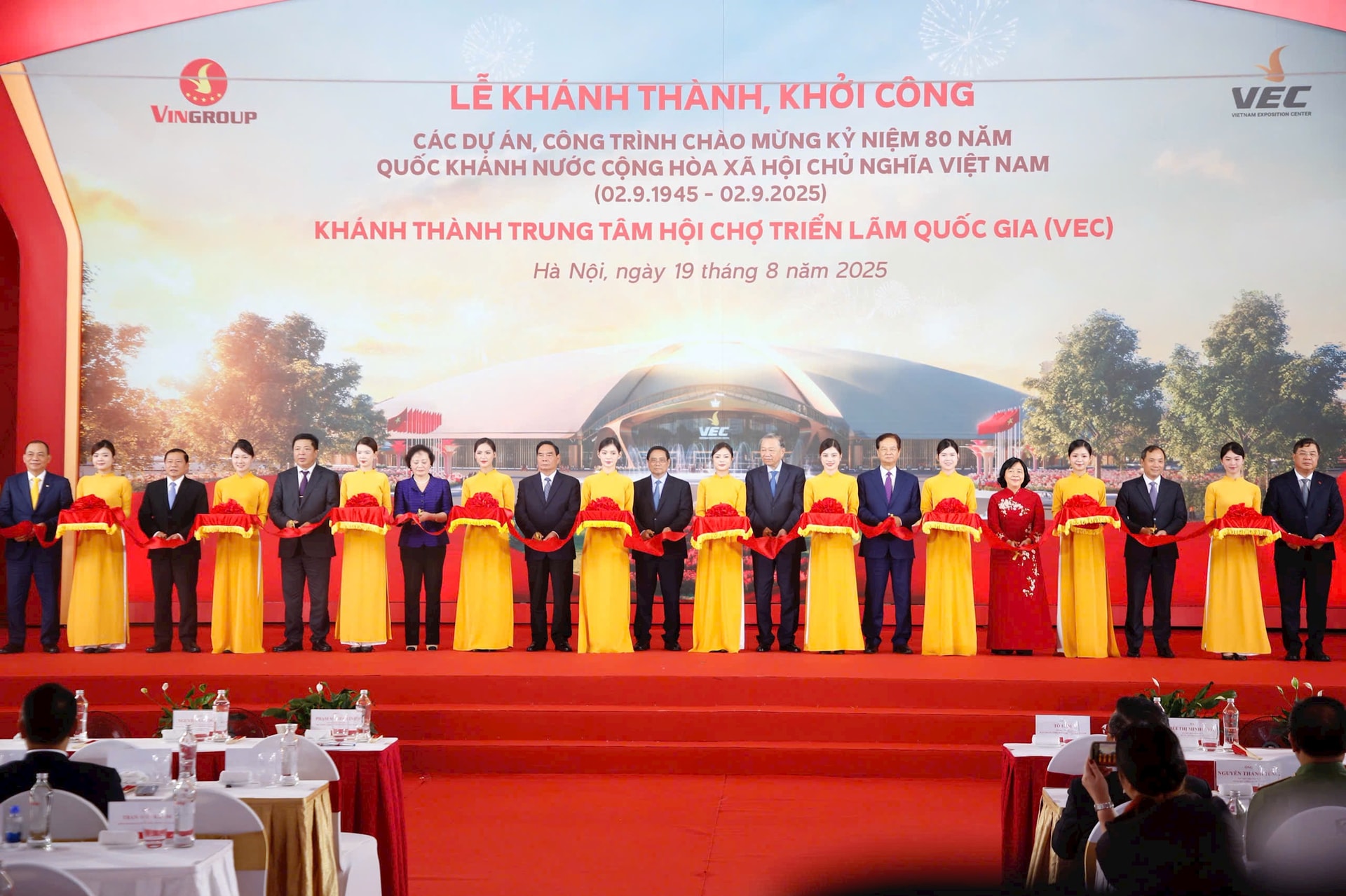 tong-bi-thu-to-lam-thu-tuong-chinh-phu-pham-minh-chinh-cung-cac-dai-bieu-thuc-hien-nghi-thuc-khanh-thanh-trung-tam-hoi-cho-trien-lam-quoc-gia.-anh-viet-thanh.jpg