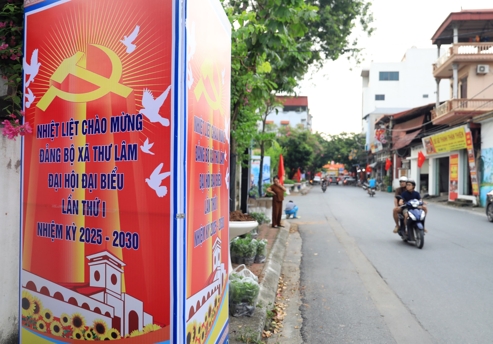 khap-cac-tuyen-duong-ngo-xom-ruc-ro-co-bang-ron-chao-mung-dai-hoi-dang-bo-xa-thu-lam-lan-thu-i-1-.jpg