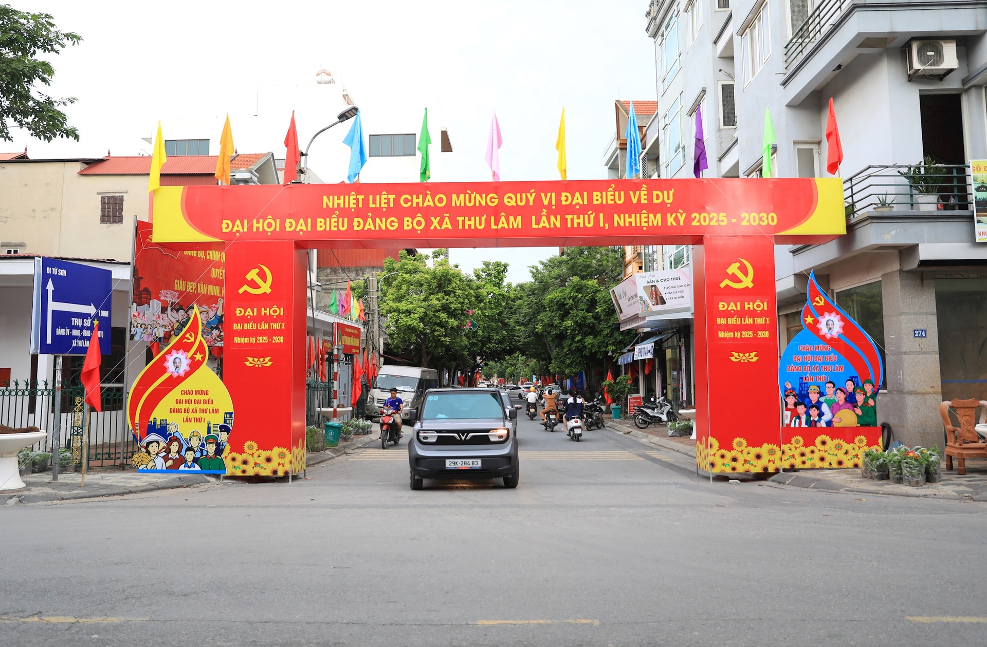 khap-cac-tuyen-duong-ngo-xom-ruc-ro-co-bang-ron-chao-mung-dai-hoi-dang-bo-xa-thu-lam-lan-thu-i-3-.jpg